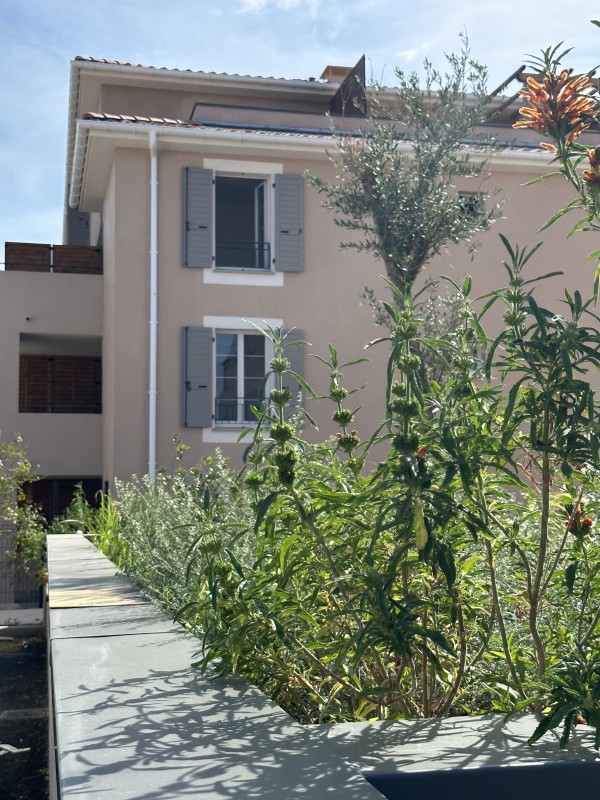 L'agence immobilière provelam propose une location à pelissanne appartement T2 une chambre avec terrasse et parking