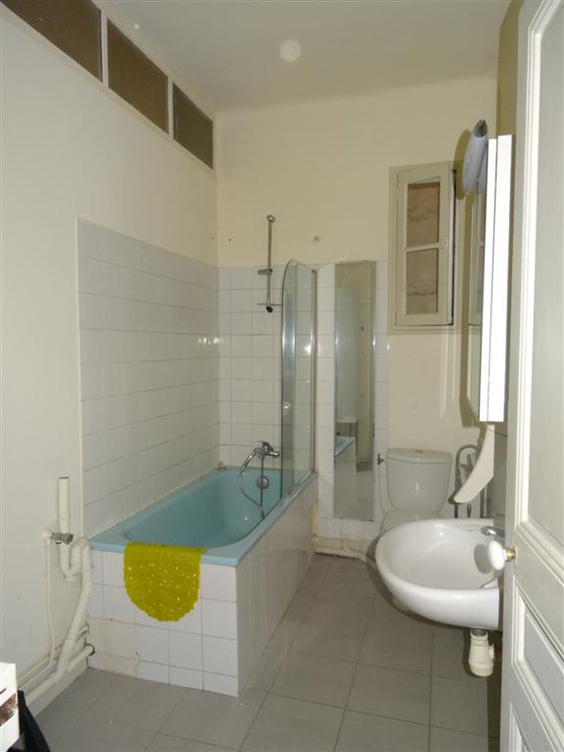 salle de bain avec wc d'un T3 à louer à Aix en provence 13090