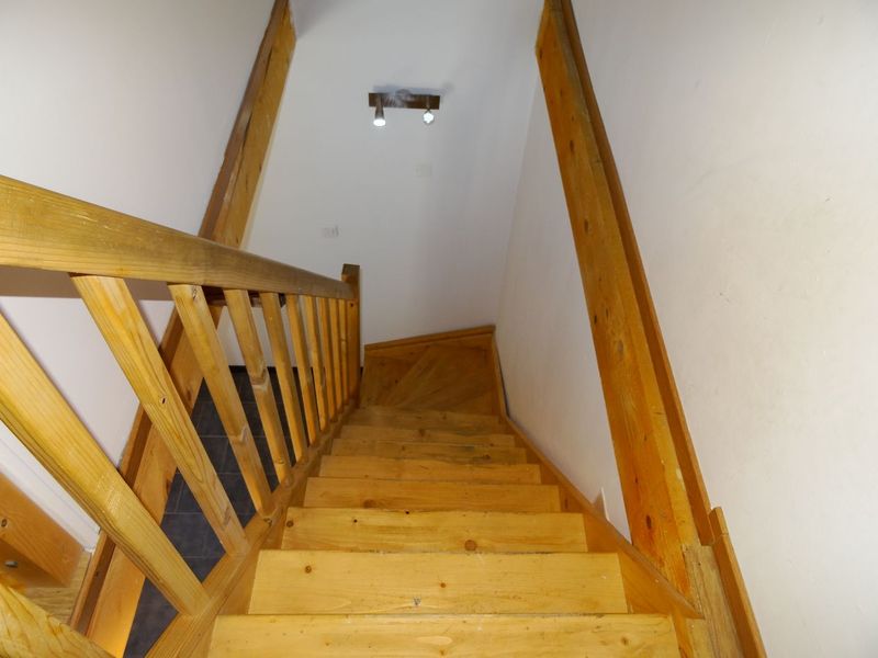 cage d'escalier d'un T2 duplex à louer meublé 13580