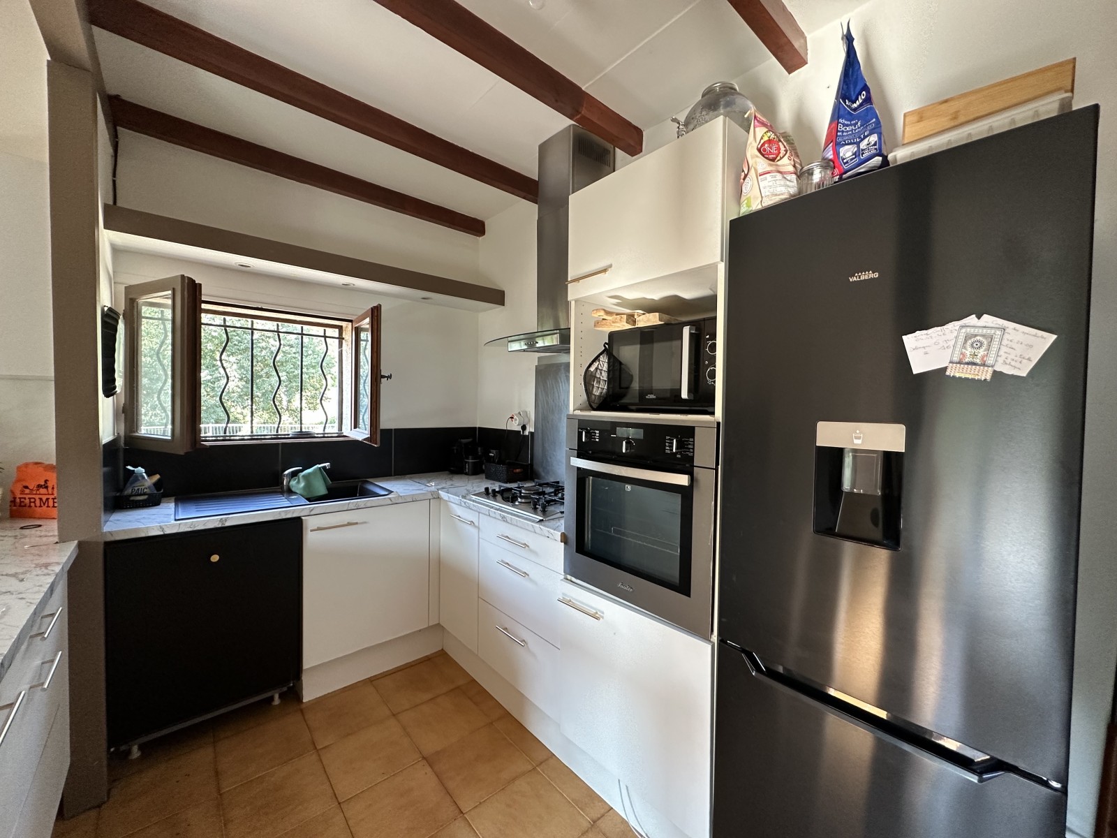 maison en camapgne à louer à ventabren 2 chambres bon état général