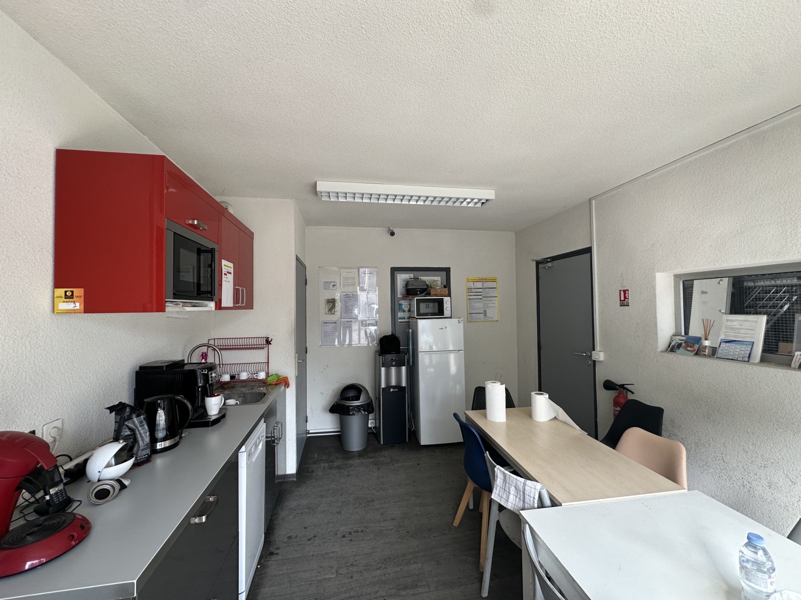 provelam présente à la location des locaux mixtes bureaux et entrepôt 