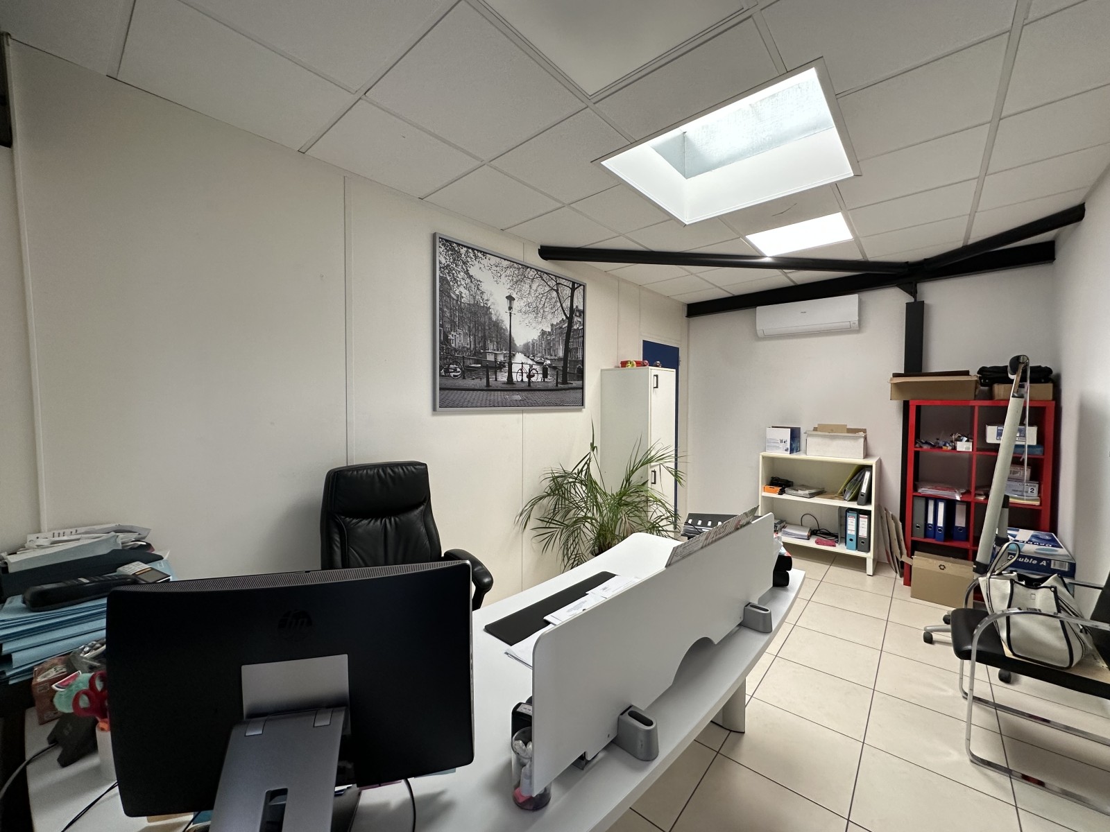 velaux bureaux climatisés à loeur avec entrepôt et parking privatif