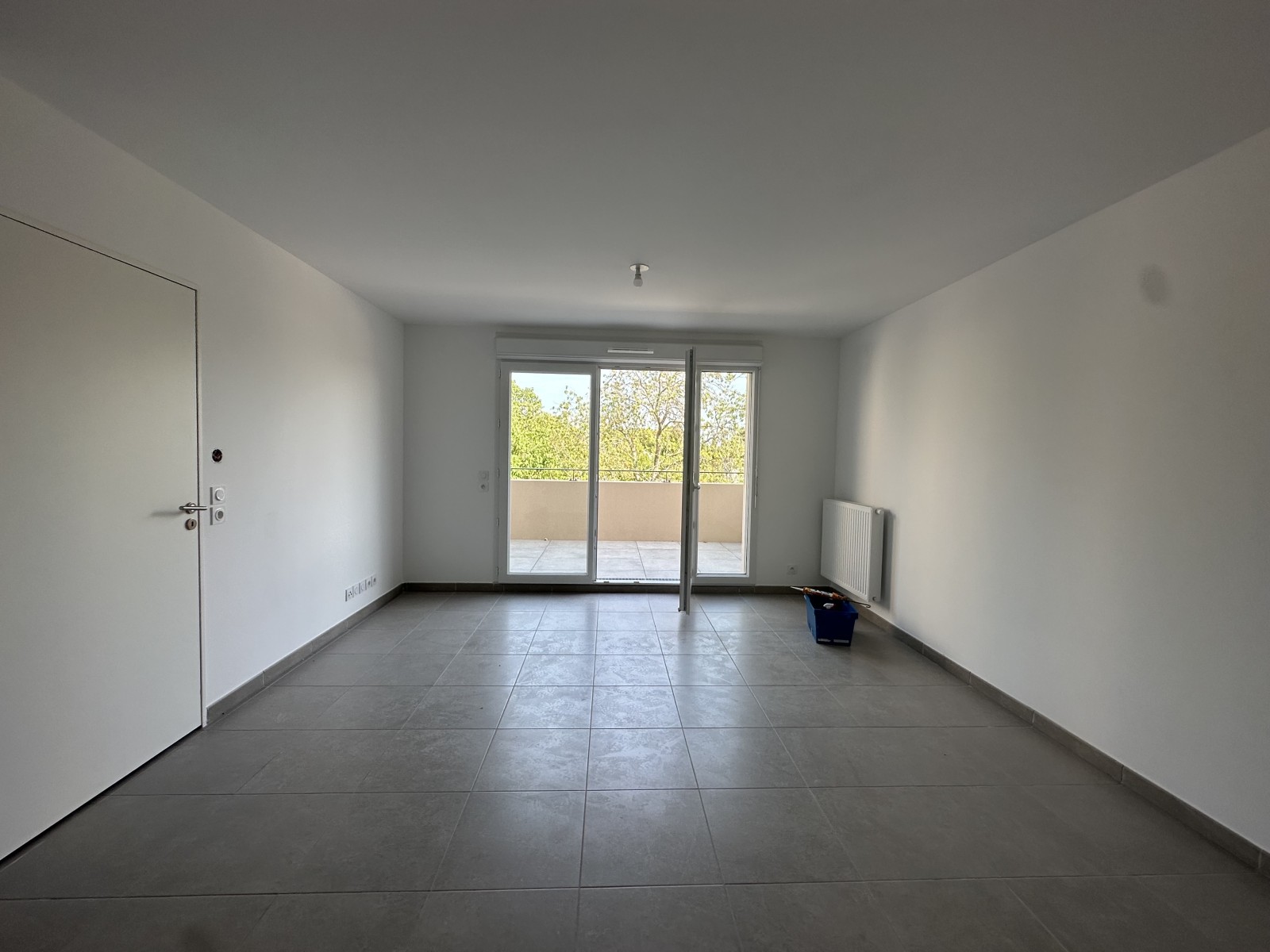 très bel appartement T2 à louer à Pelissanne centre-ville résidence neuve et arborée 13330