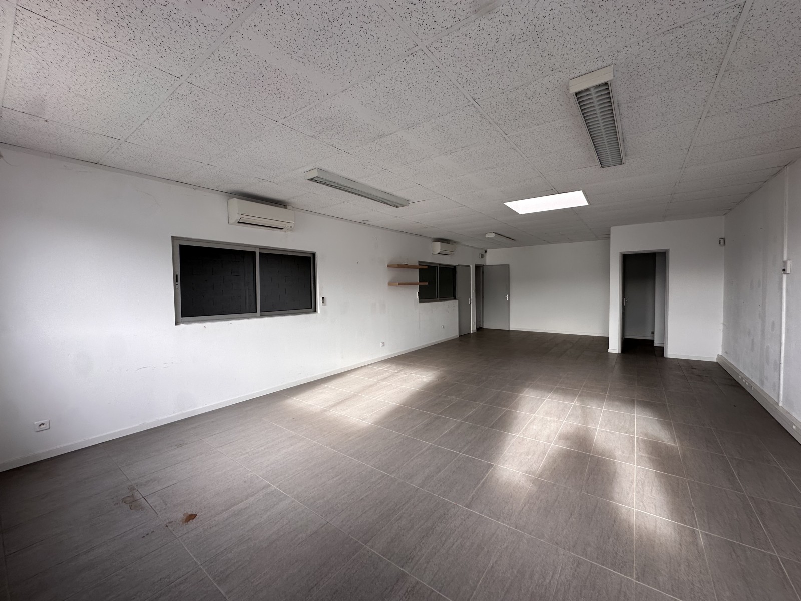 Local commercial au cœur d'un centre dynamique avec parking et visibilité