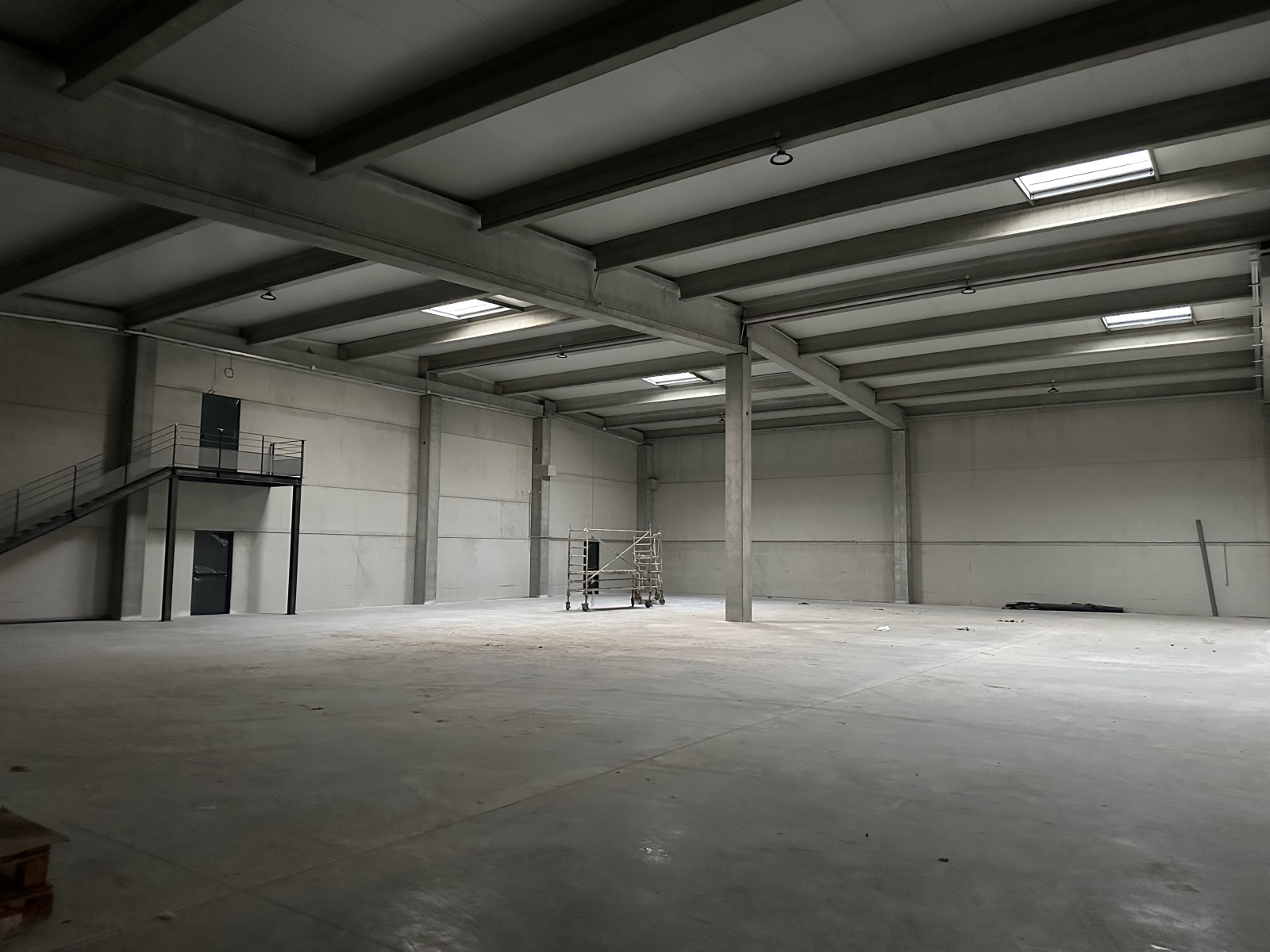 louer un entrepôt de stockage avec bureaux terrain accessible aux poids lourds