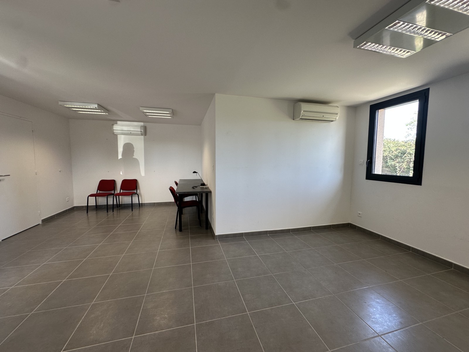 bureau climatisé récent en location dans zone artisanale en bordure de voie 13880