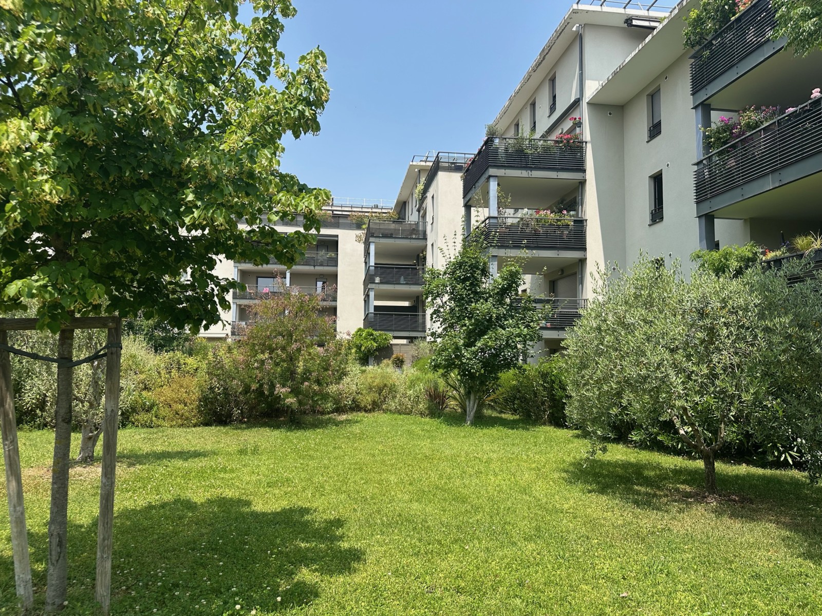 appartement T3 dans copropriété verdoyante proche clinique axium à louer