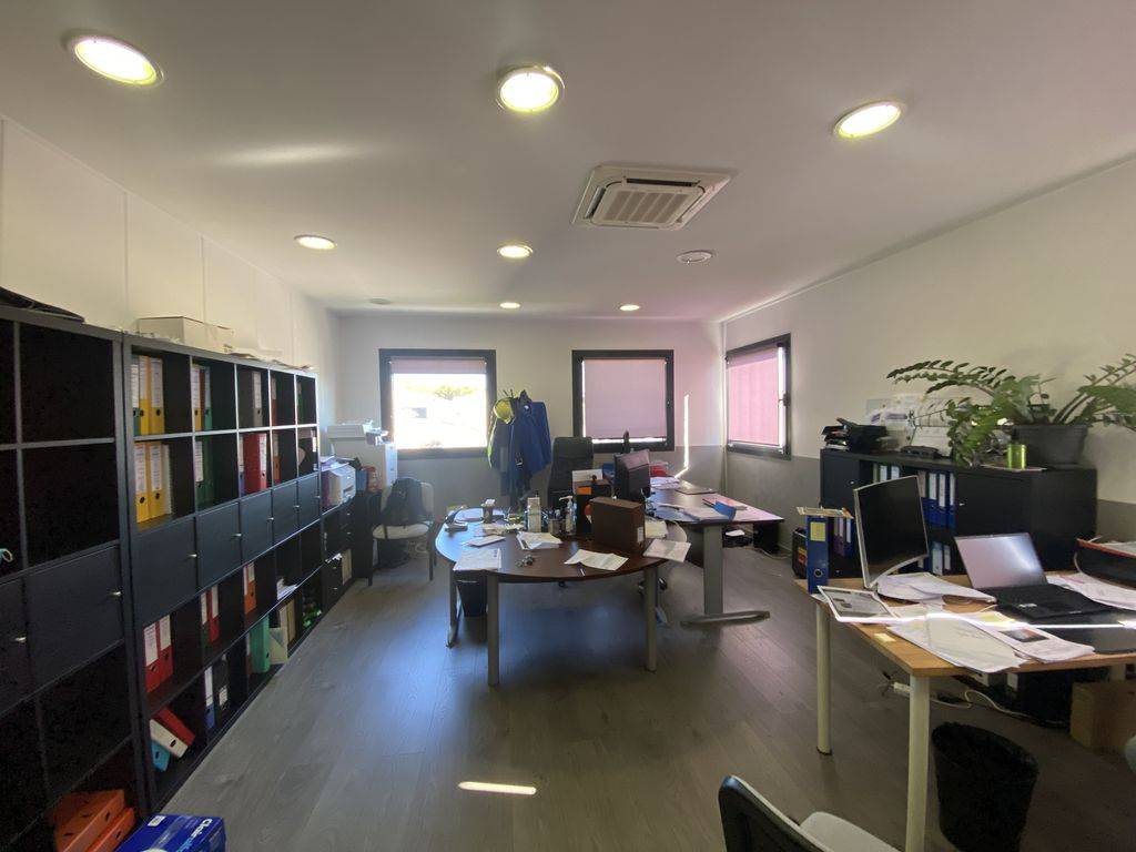bureau climatisé 30m² à louer dans le parc d'activités d ela verdière 13880