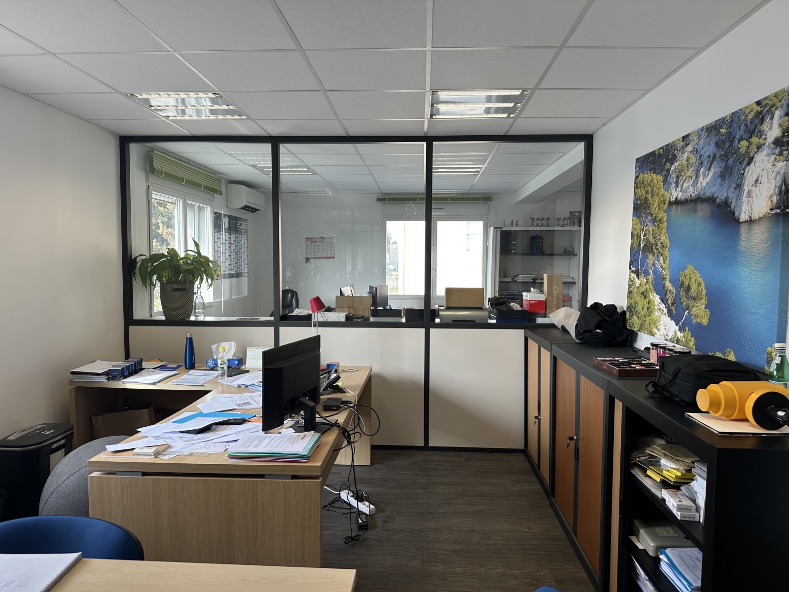 bureaux climatisés lumineux avec atelier attenant disponible en location à velaux dans le parc d'activités de la verdière