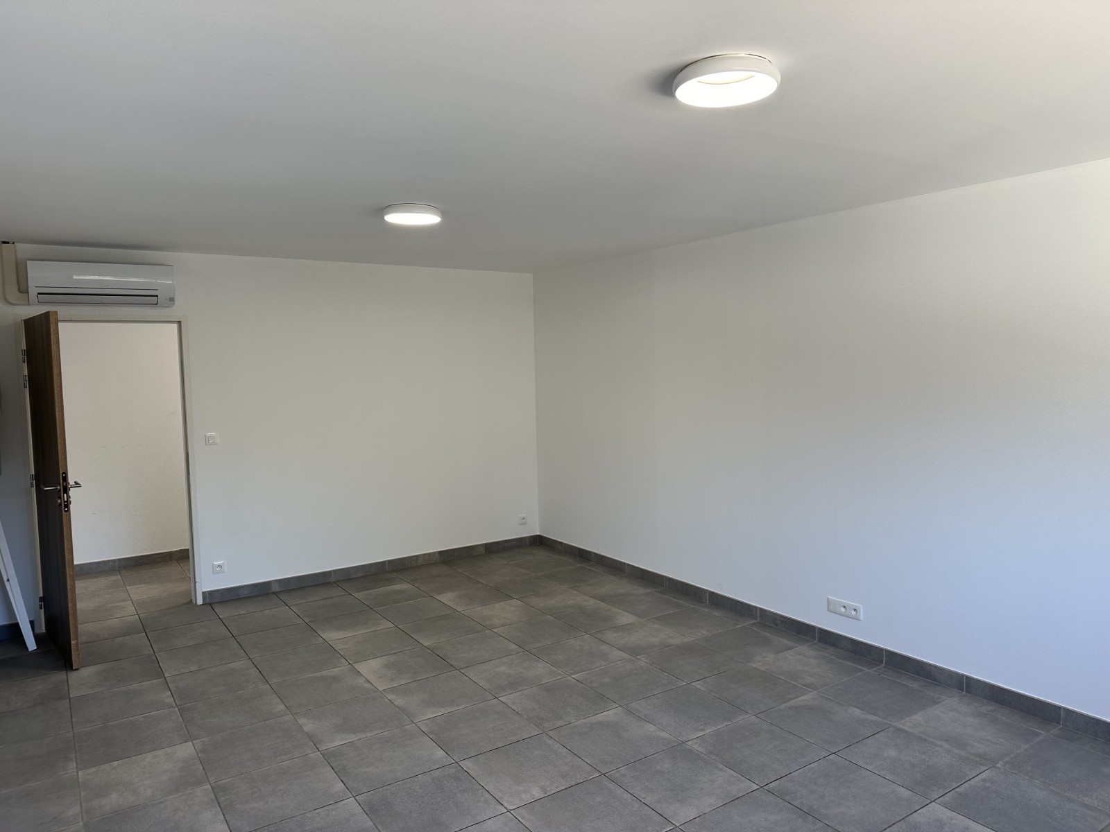 Local climatisé dans un ensemble accessible aux PMR