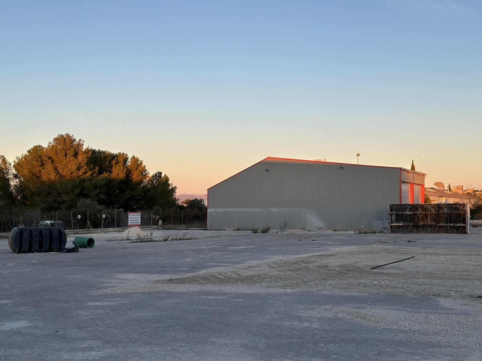 proche des axes routiers RN 113 à louer entrepôt terrain et bureaux