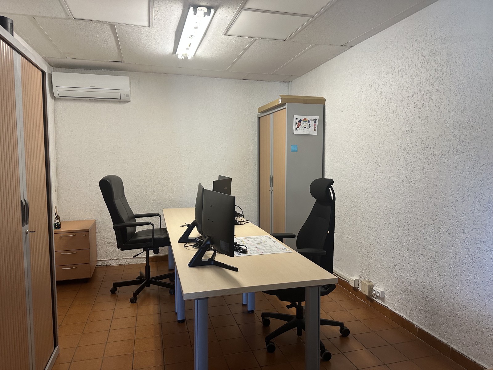 visibilité première ligne locaux de stockage avec bureaux climatisés à rognac accessible imémdiatement