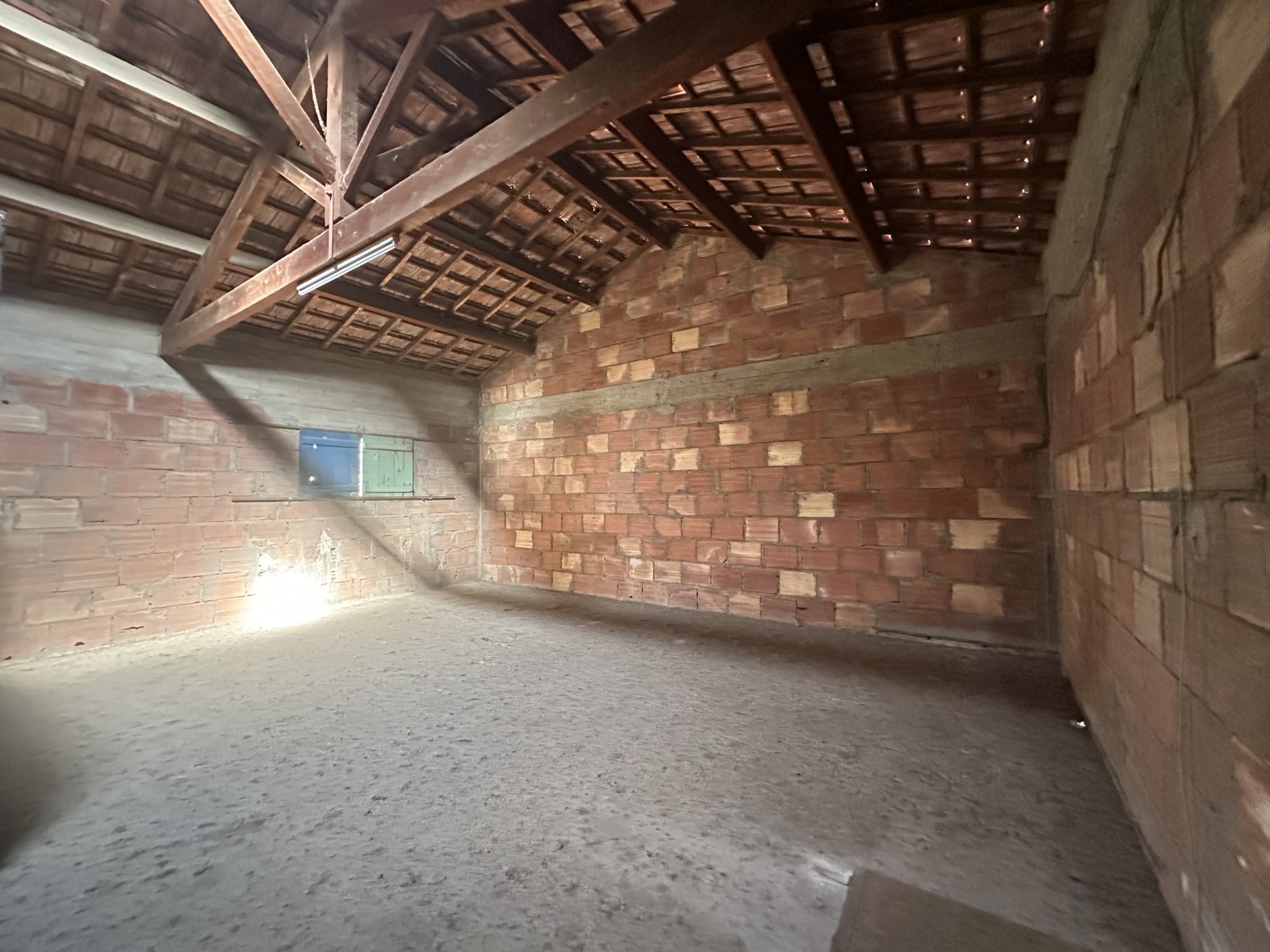 surfaces de stockage bureaux à louer à rognac dans un immeuble avec terrain privatif