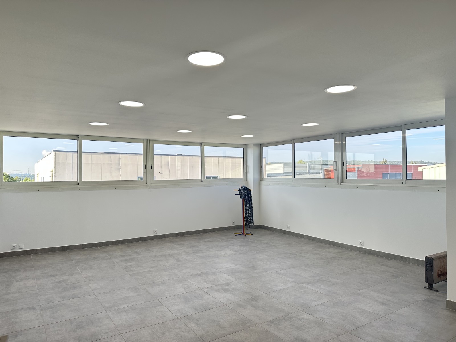 bureau neuf climatisé à louer à velaux avec place de parking