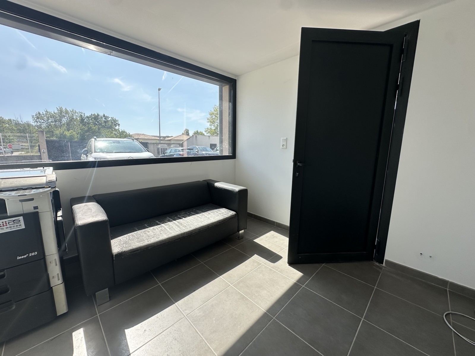 local professionnel ou bureau à louer à velaux 13880