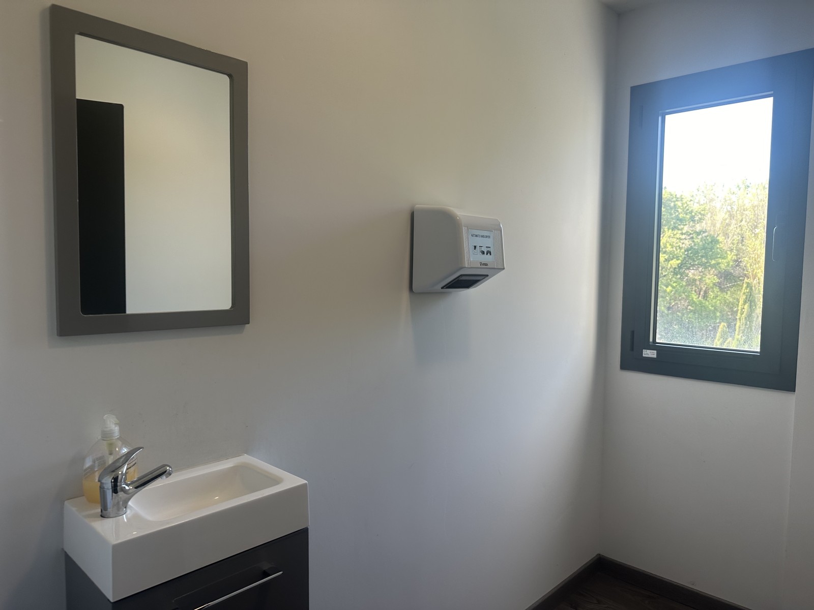 louer un bureau à velaux dans un ensemble récent avec place de parking privative