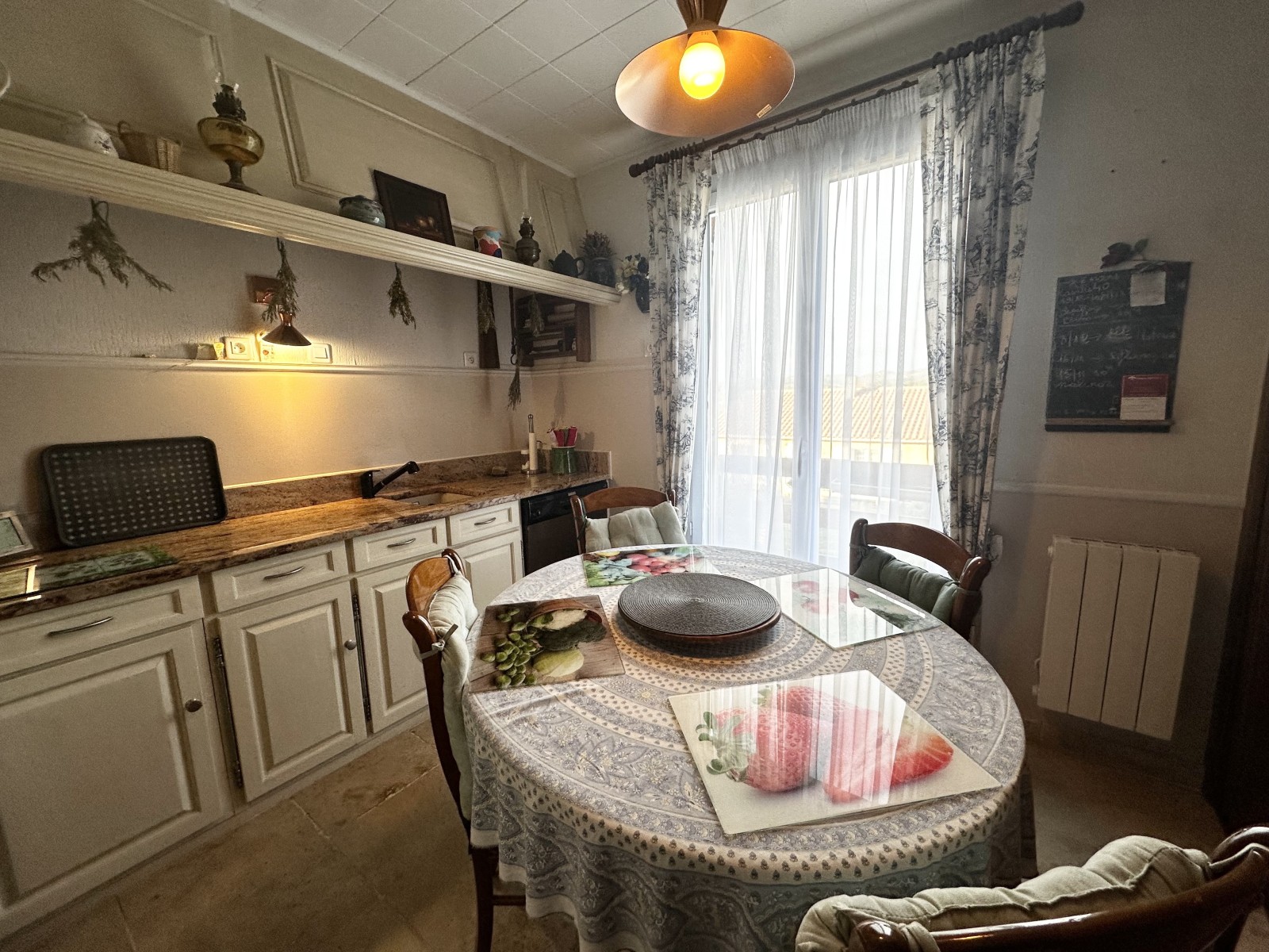 village de lambesc à vendre maison 3 chambres avec garage et jardin privatif 13410