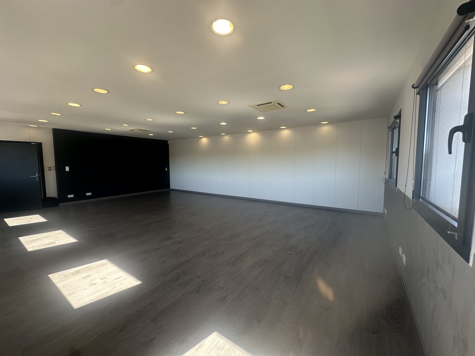 surface de bureaux à louer à velaux dans un ensemble clos avec parking privatif