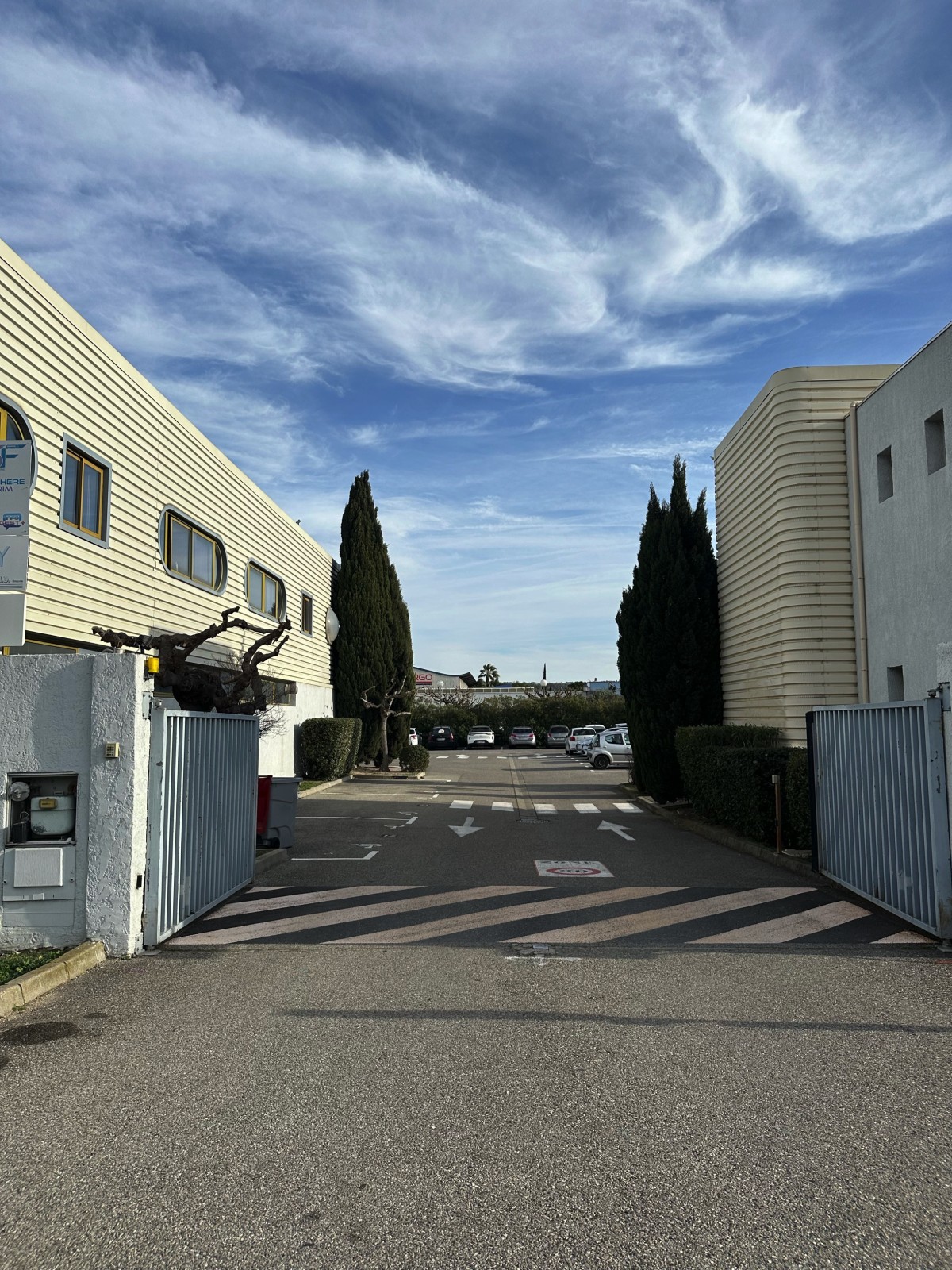 dans un ensemble immobilier location entrepôt avec bureaux vitrolles dans la zone industrielle de l'anjoly