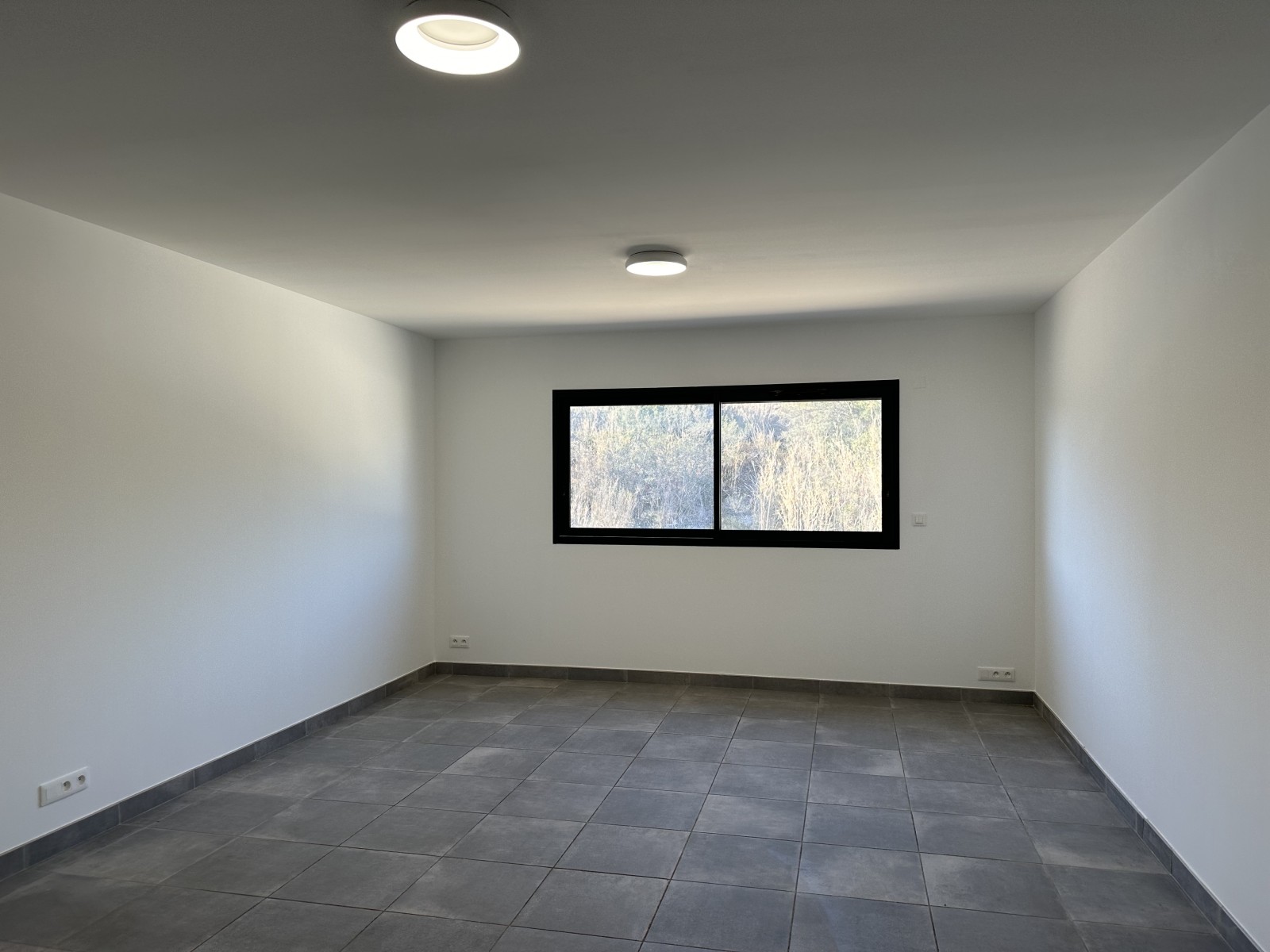 bureau climatisé 28m² disponible en location immédiatement à VELAUX 13880