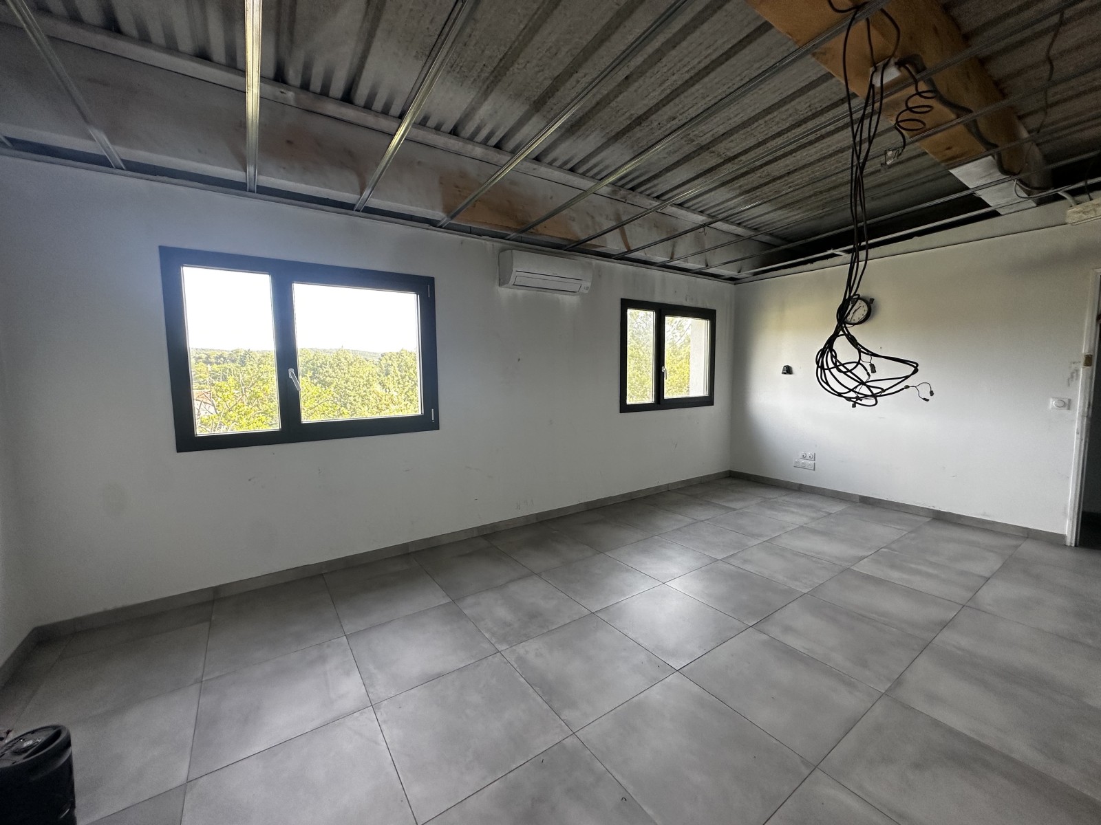 louer des bureaux avec parking dans un immeuble avec ascenseur à velaux 13880
