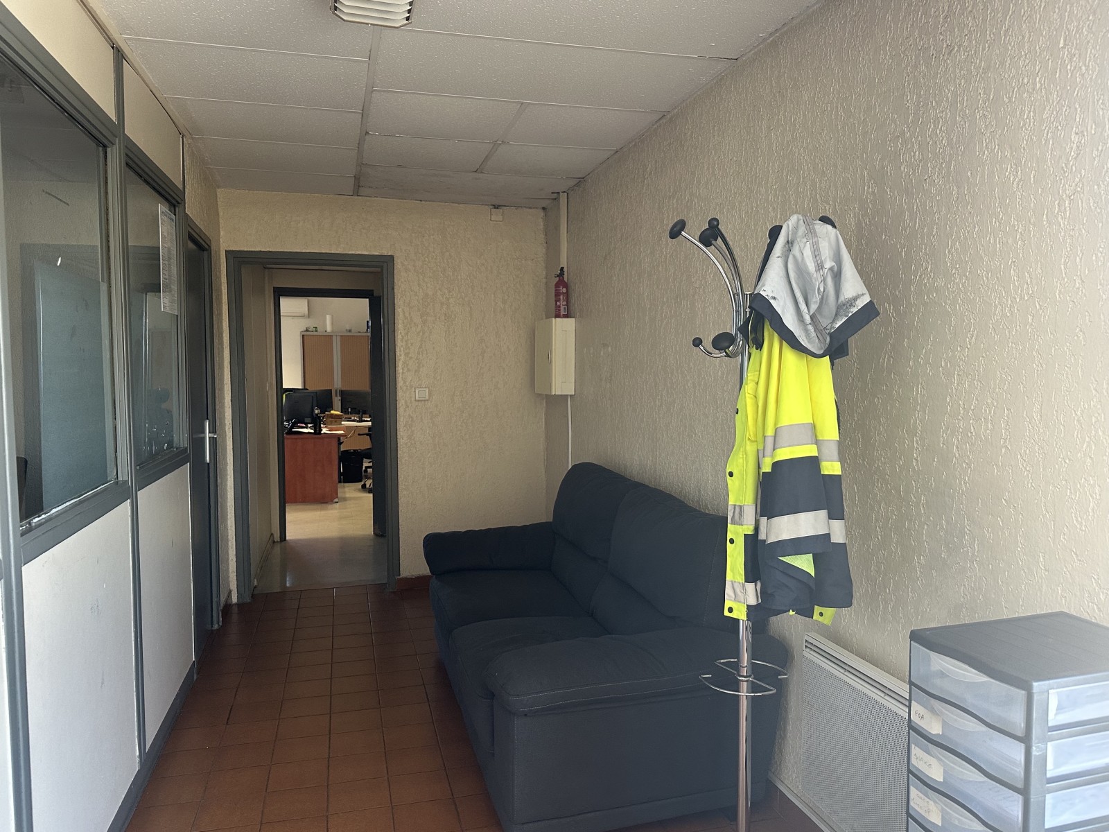 louer locaux professionnels pour stockage et bureaux proche axes routiers à rognac département 13