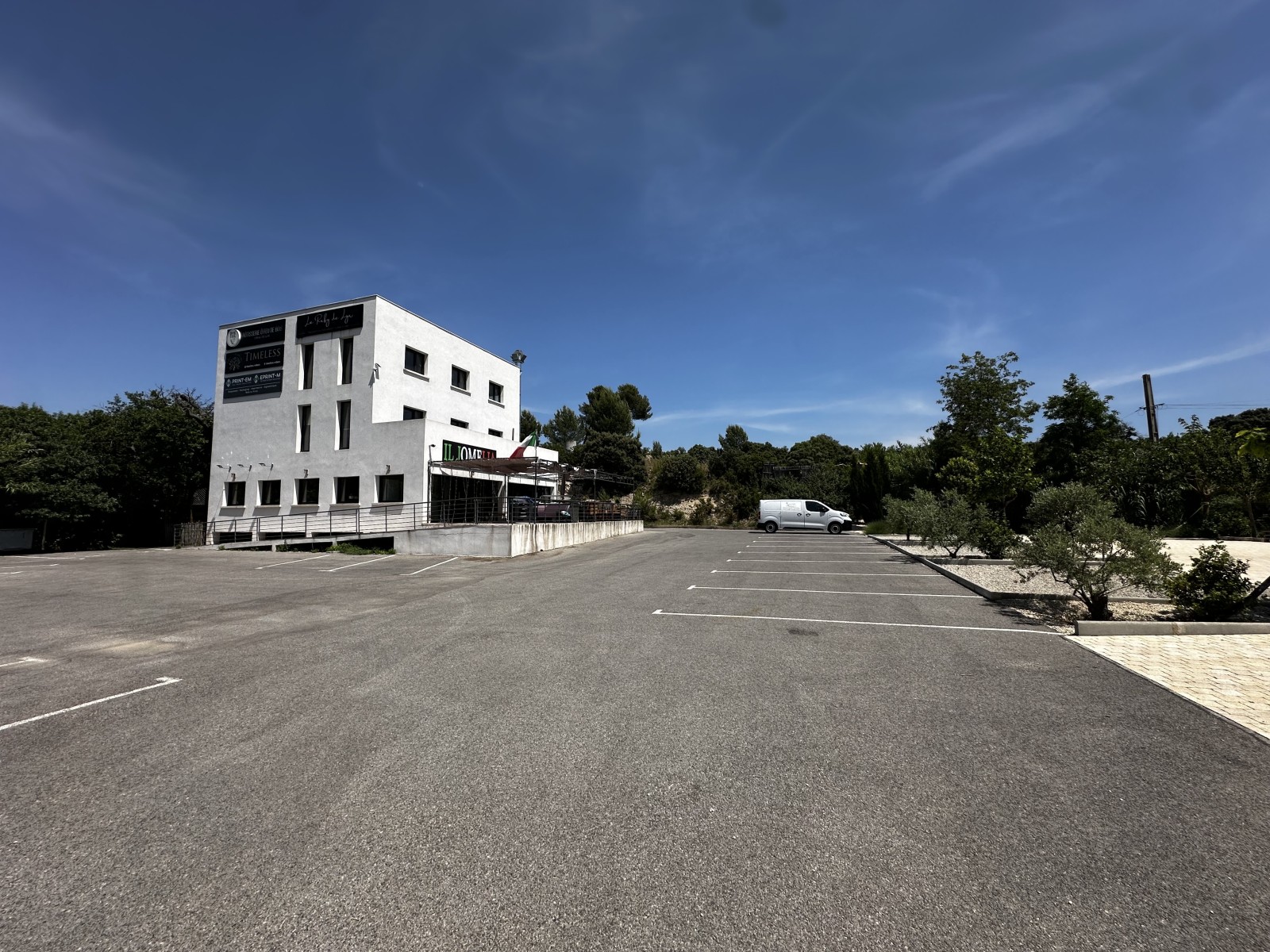 bureaux disponibles en location à velaux 13880 avec parking et visibilité