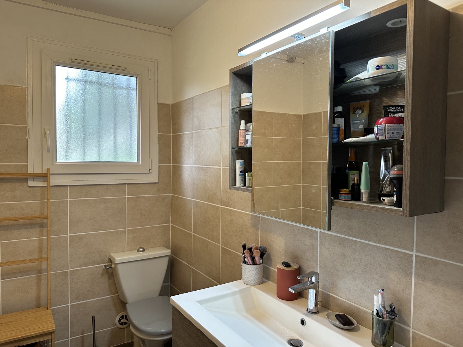 location d'une maison à rognac avec deux places de parking jardinet et terrasse