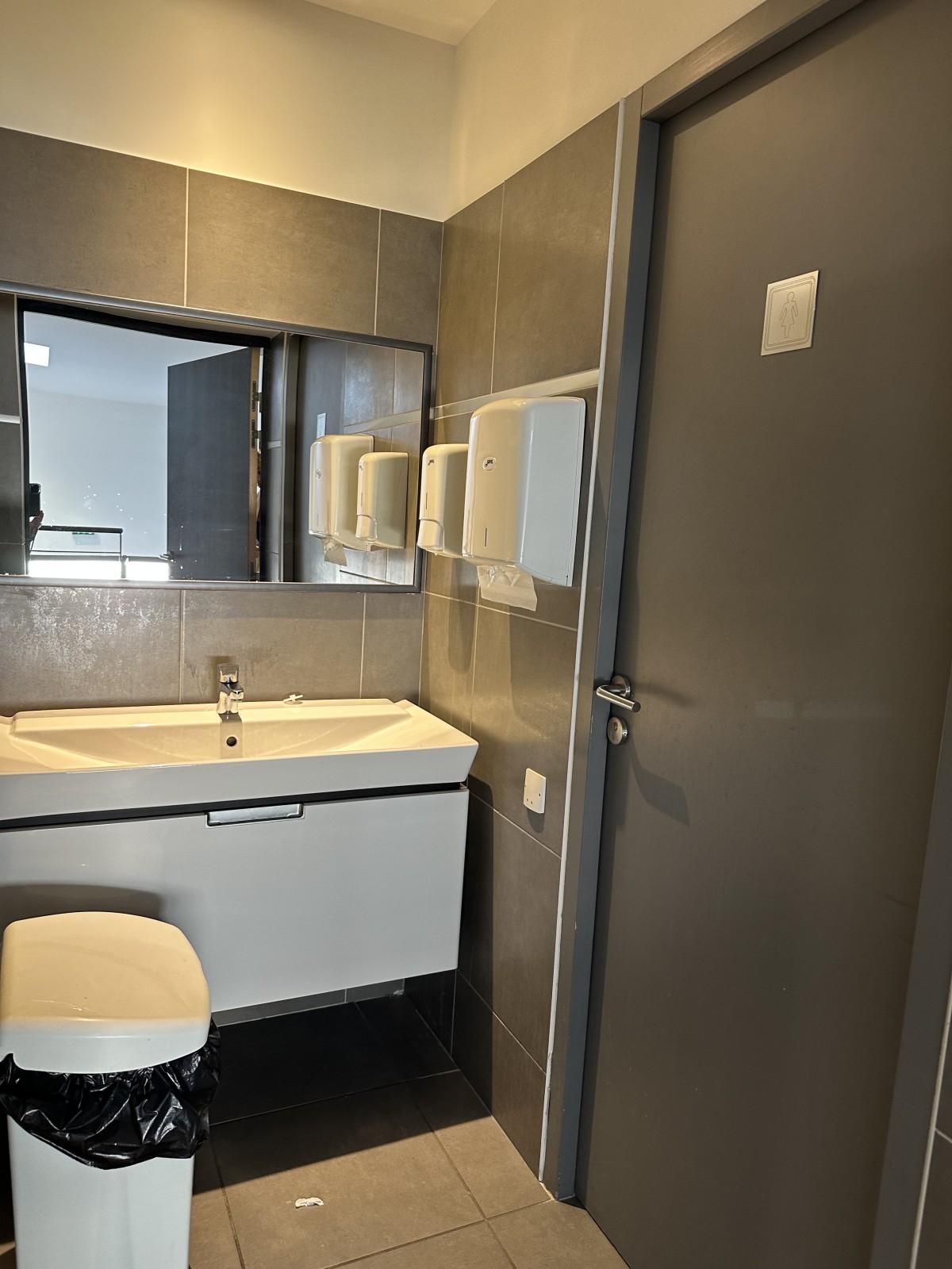 dans un ensemble immobilier récent louer des bureaux avec stationnement à velaux 13