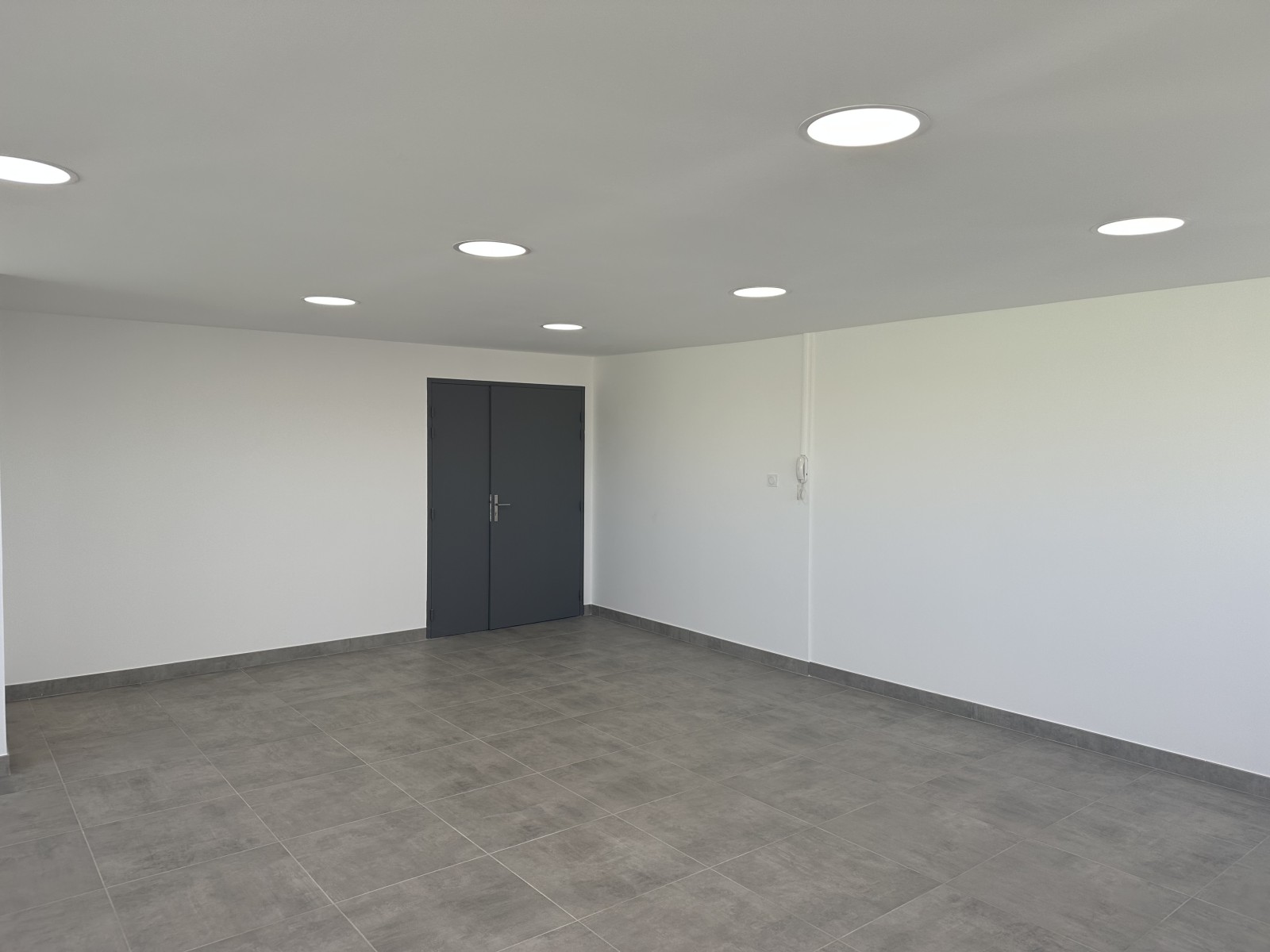 louer un bureau climatisé dans un espace réhabilité avec sanitaires communs et parking privatif