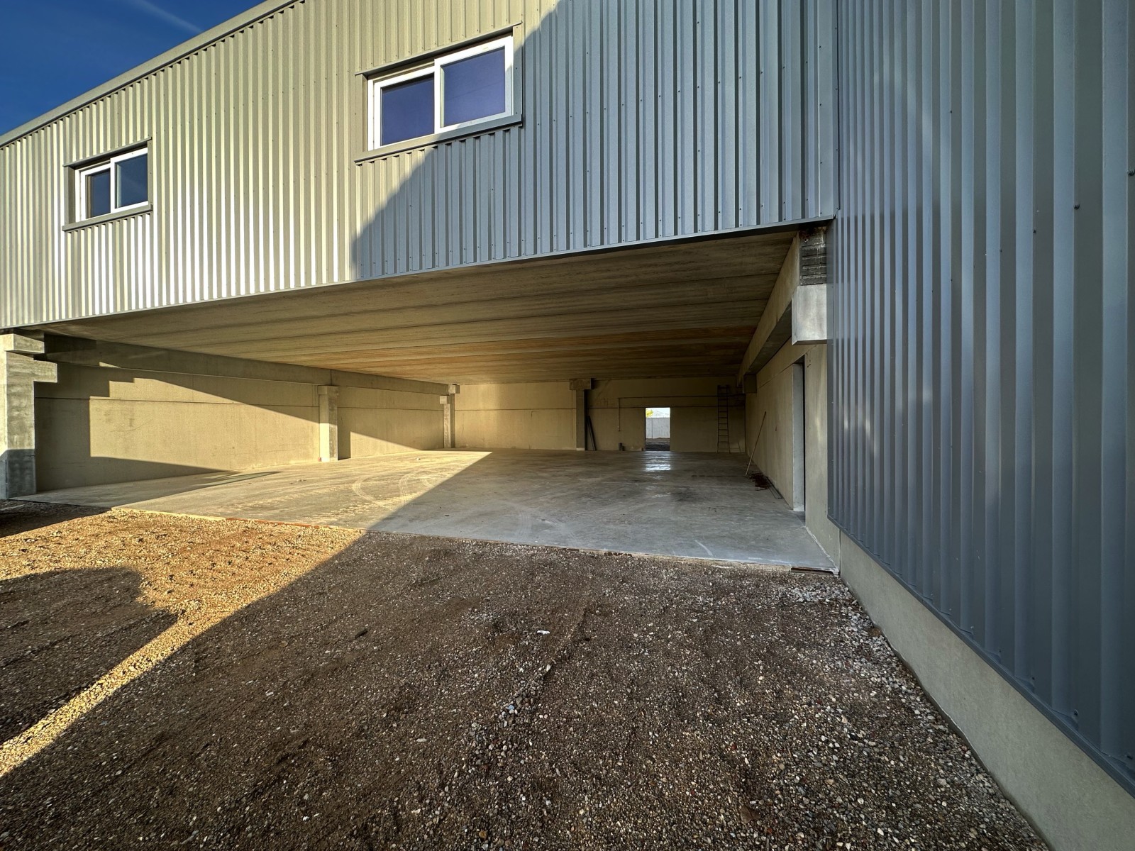 louer un entrepôt avec terrain clos à lançon de provence 13680