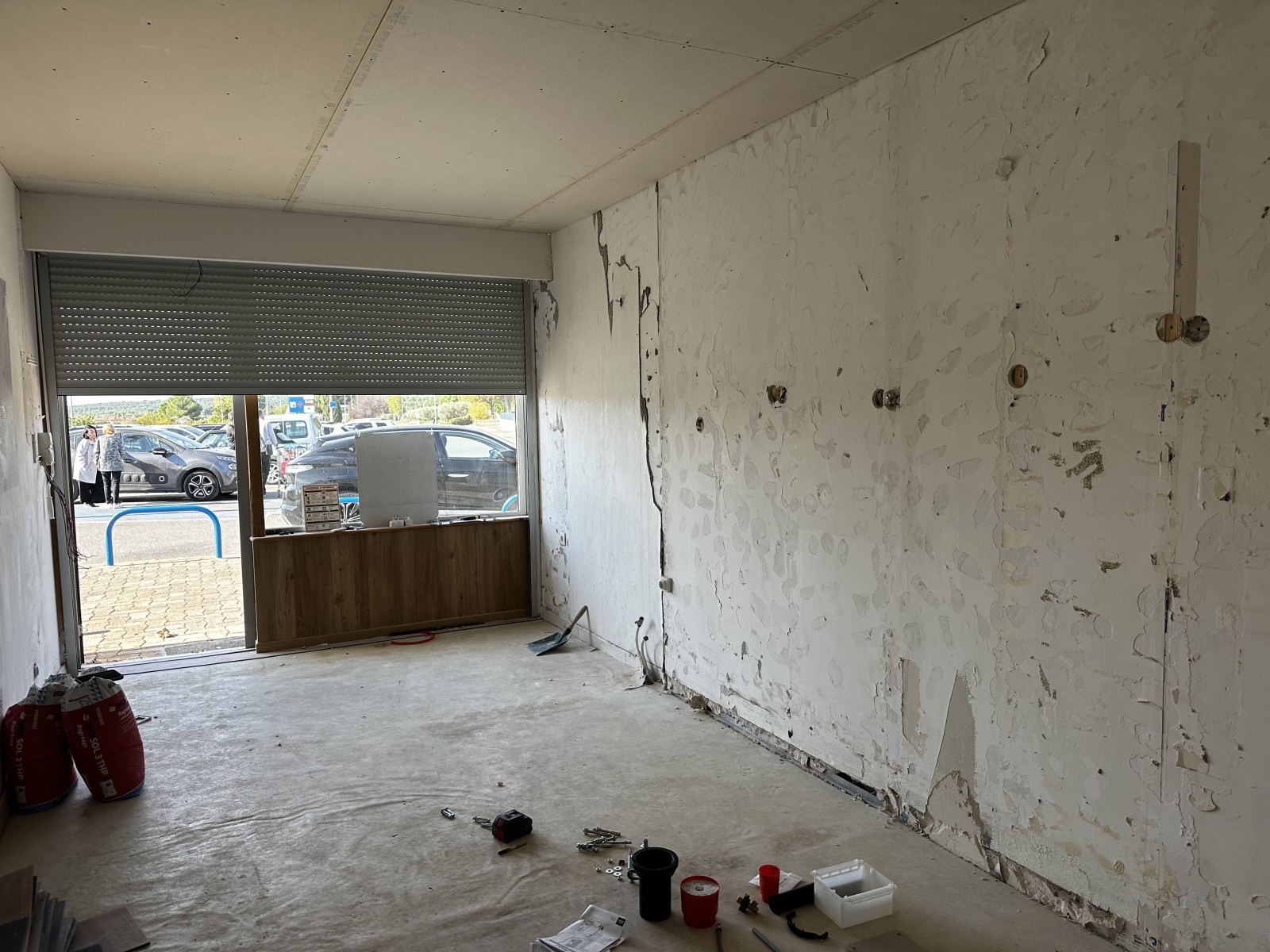 local commercial à louer à velaux en cours de réhabilitation complète