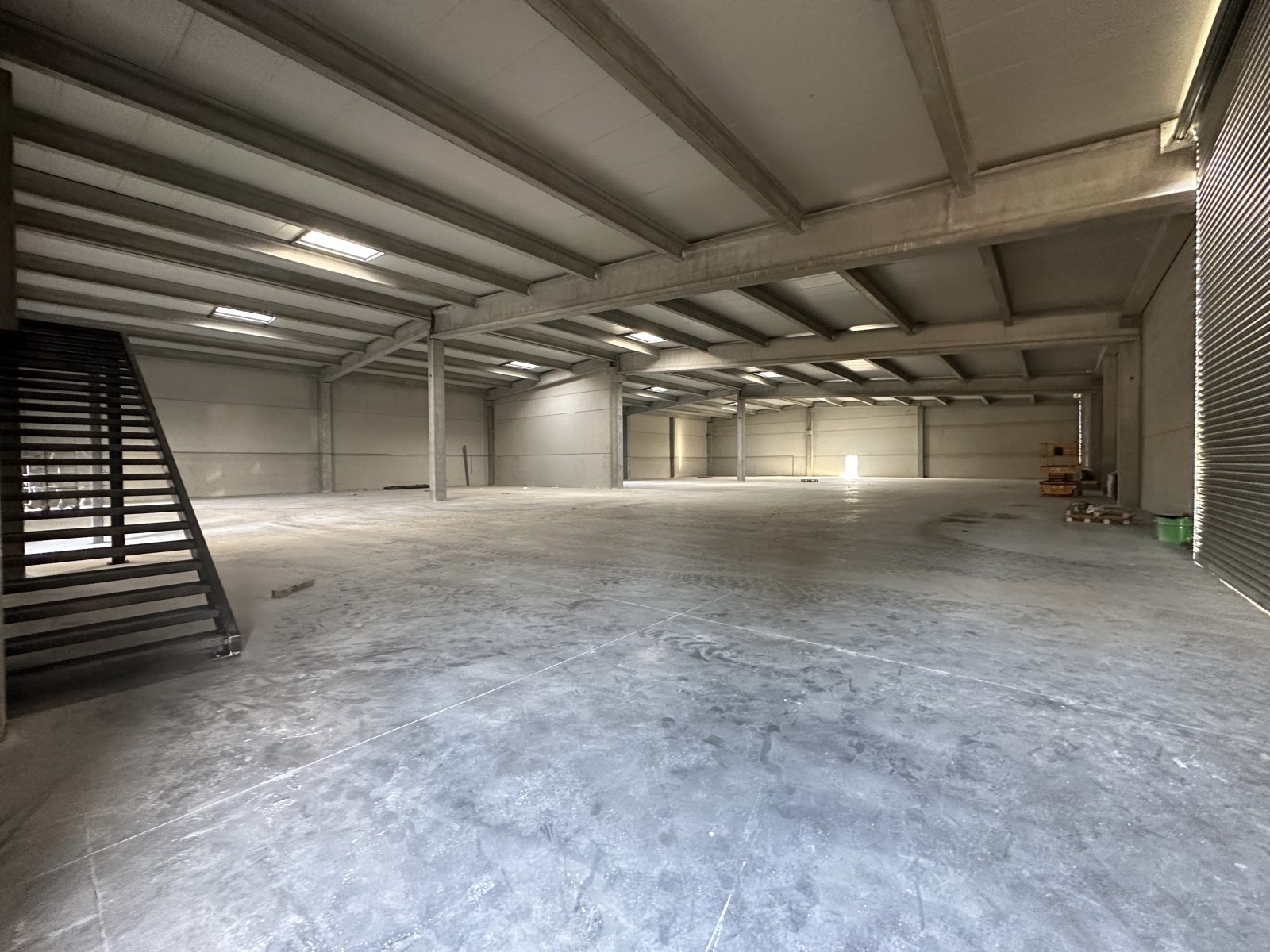 locaux neufs à louer avec terrain plat clos visibilité première ligne