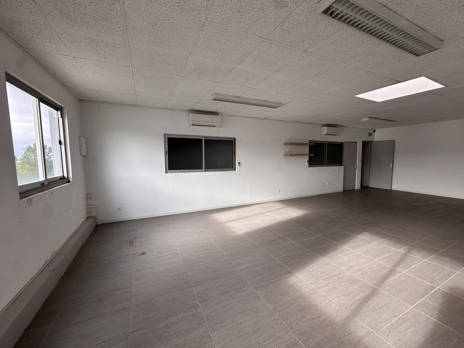 velaux 13880 locaux disponibles bureaux et entrepôt avecstationnement