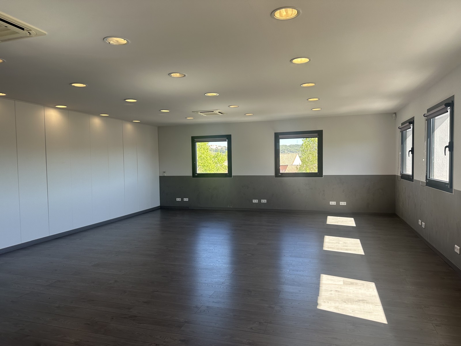 surface de bureaux à louer à velaux dans un ensemble clos avec parking privatif