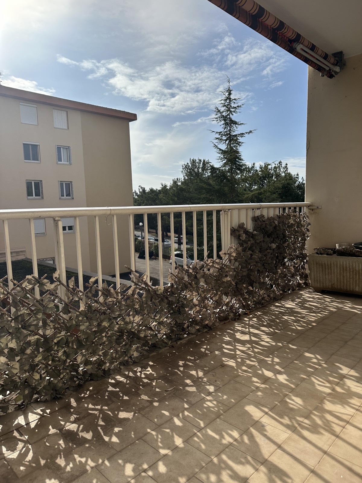 location T4 1er étage aix en provence 3 chambres terrasse box climatisation réversible
