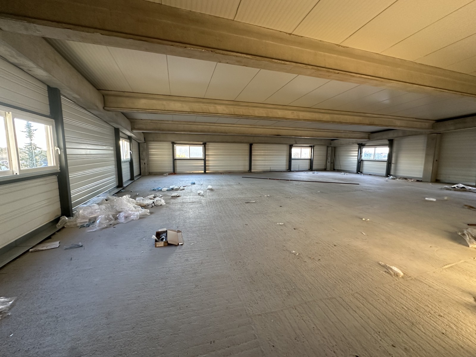 locaux de stockage avec plateforme bureaux à louer état neuf proche SALON DE PROVENCE