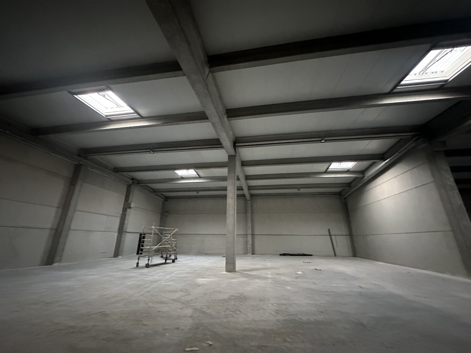 location entrepôt avec plateforme de stockage couverte plateforme pouvant être aménagée en bureaux LANCON DE PROVENCE