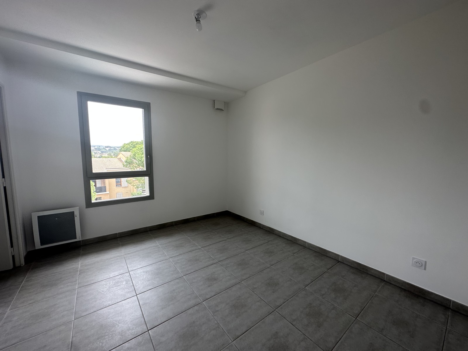 aix en provence pont de l'arc proche des axes autoroutiers commerces et bus location d'un appartement T2 avec terrasse