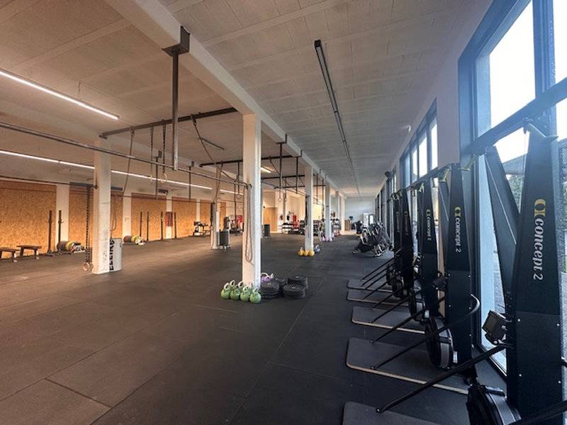 ERP climatisé à louer à ventabren avec parking sanitaires et belle hauteur sous plafond