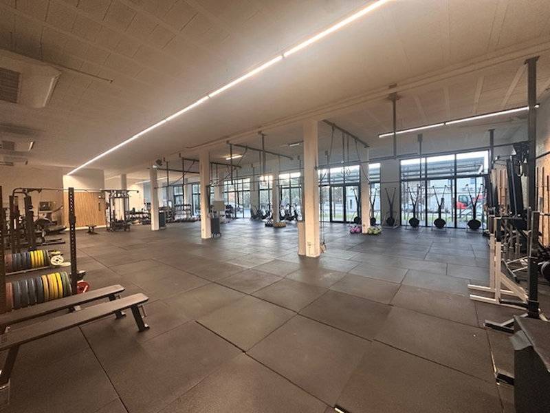 locaux commerciaux avec parking à louer à ventabren visibilité 2ème ligne