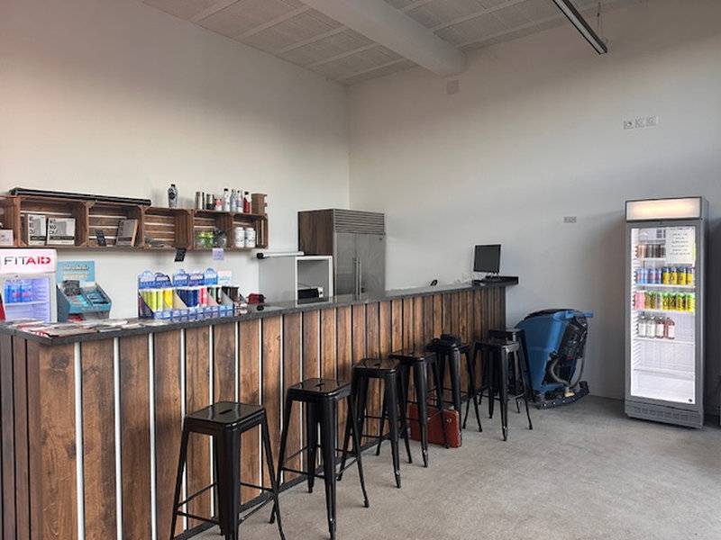 locaux commerciaux disponibles en location à ventabren excellent état  13122