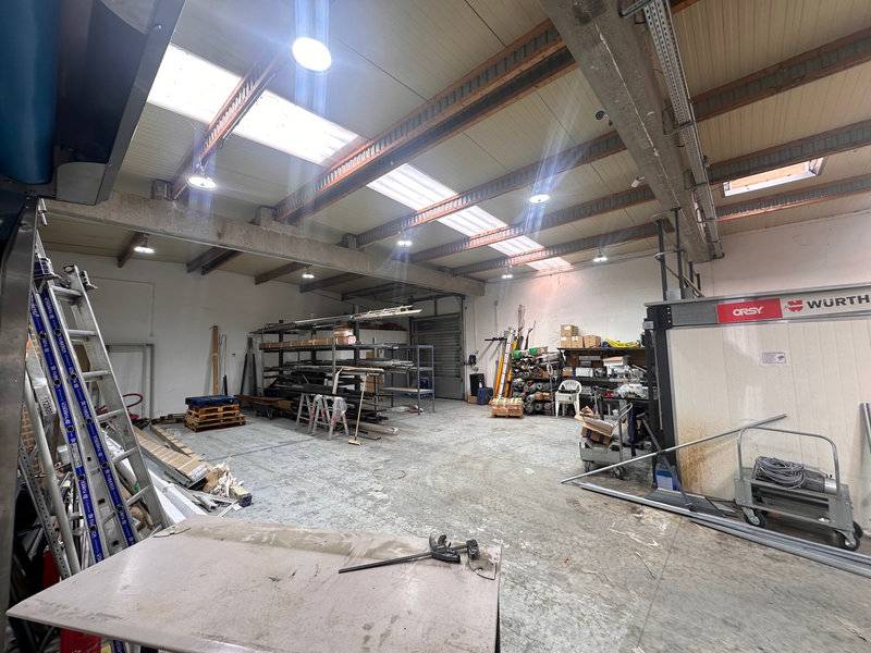 Immeuble à vendre à velaux comprenant bureaux stockage et terrain