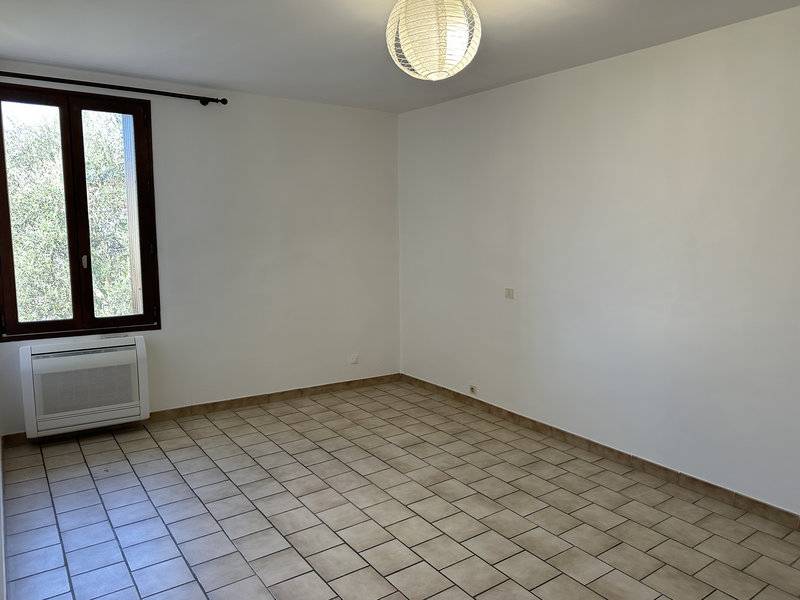 appartement en bon état à louer à rognac au coeur du centre-ville 13340