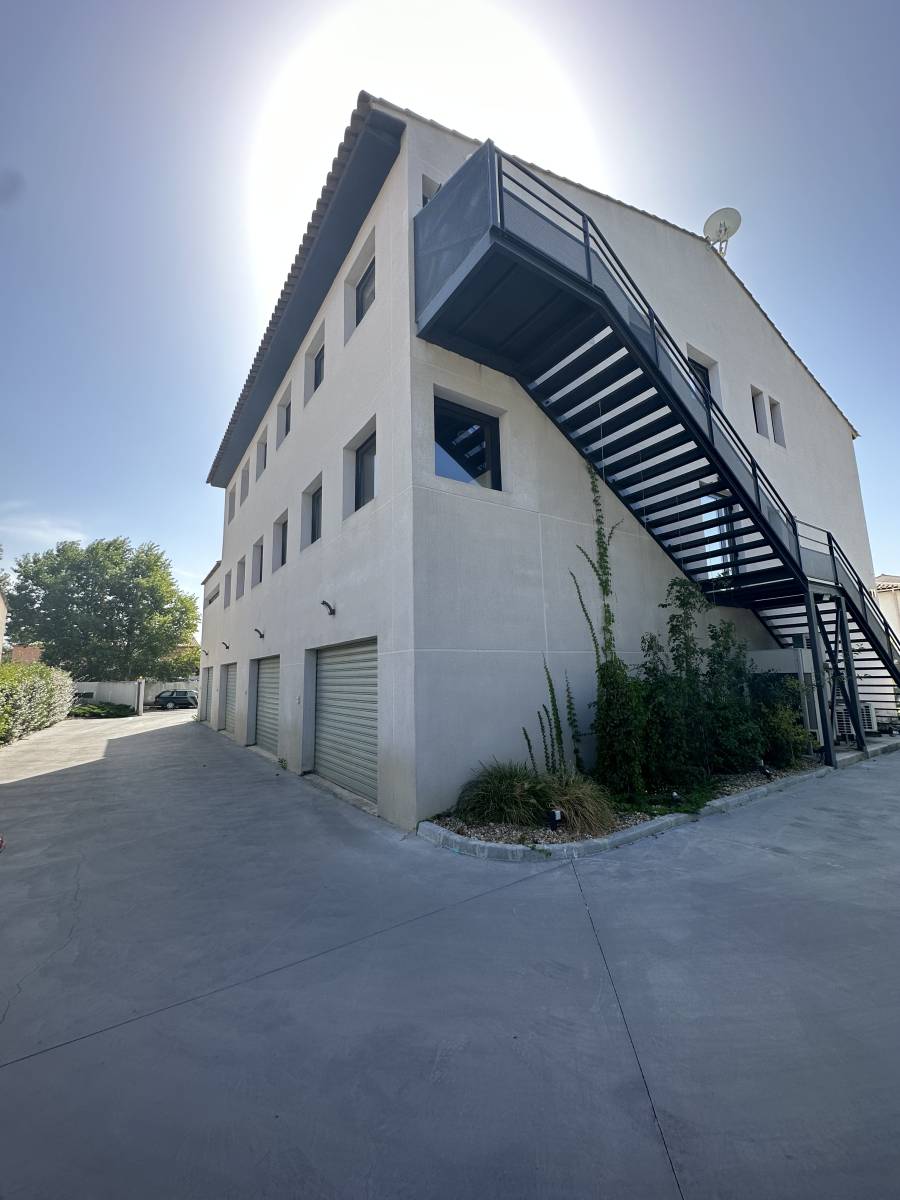 dans un ensemble récent et élégant location de bureaux 60m² à velaux