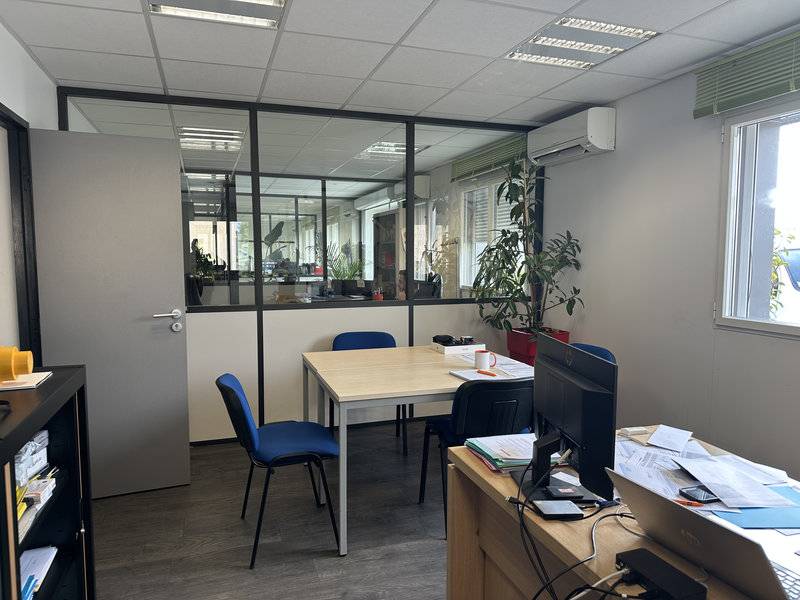 Immeuble à vendre à velaux comprenant bureaux stockage et terrain