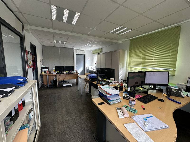 Immeuble à vendre à velaux comprenant bureaux stockage et terrain