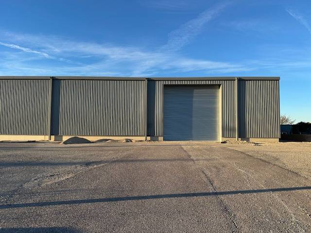 locaux de stockage à louer LANCON DE PROVENCE état neuf avec terrain