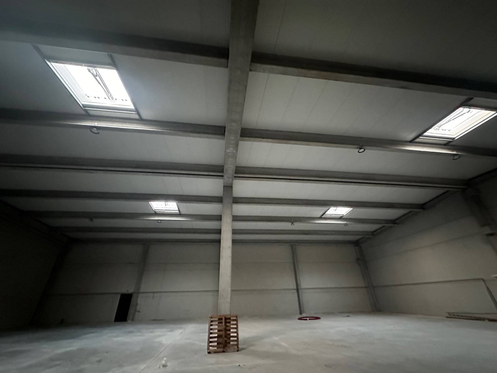 proche autoroute et rn 113 à louer entrepôt lançon de provence