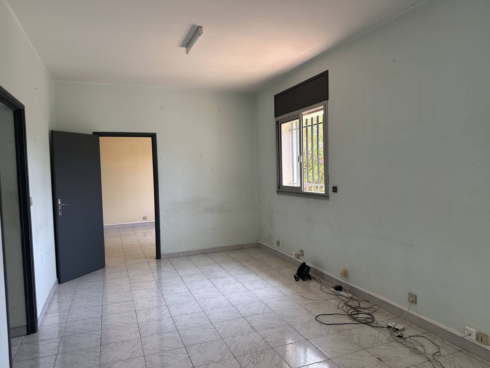 bureau et atelier en partie climatisé à louer à velaux 13880